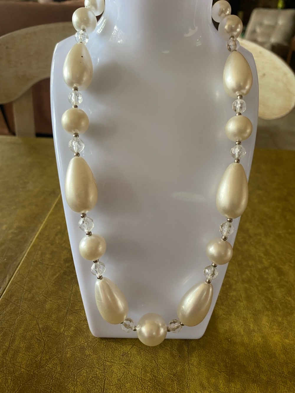 Classic Cream faux chunky Pearl Drop Necklace vintage jewelry